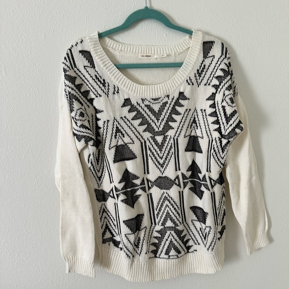 ๐SALE๐ black and white Aztec sweater size largeโโโโโโ - Picture 2 of 6